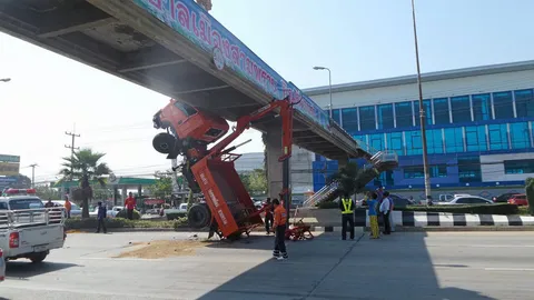 ลืมเอากระเช้าลง! รถเทศบาลวิ่งเก็บไฟ ชนงัดสะพานลอย บาดเจ็บ 2