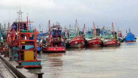 คลื่นลมแรงสงบแล้ว! ชาวประมงสงขลาเข้าเทียบท่า ออกเรือหาปลา  