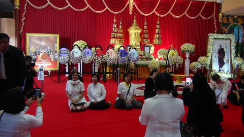 ปชช. แห่กราบสรีระสังขาร 'หลวงพ่อจรัญ' ต่อเนื่อง คาดวันหยุดแน่นวัดอัมพวัน