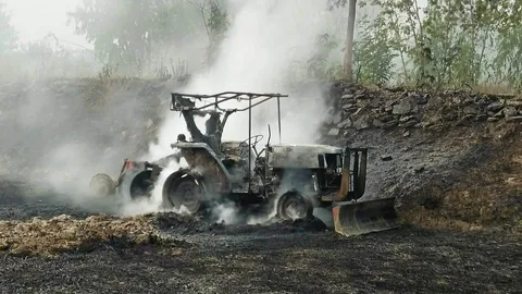 แค่เผาตอซังข้าว สูญไป 7 แสน! ชาวนาน้ำตาตก ไหม้รถไถวอดทั้งคัน