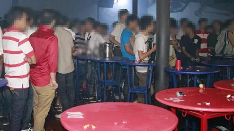 ทลายผับพัทยา จัดปาร์ตี้ชุดนร. เจอฉี่ม่วง7คน