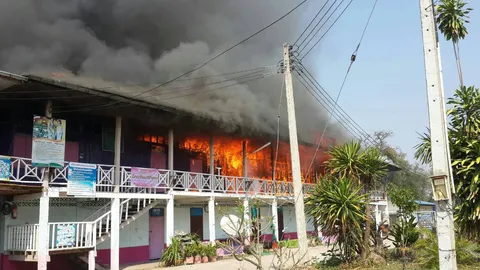 เพลิงไหม้อาคารเรียนไม้ที่หนองบัวลำภู วอด 2 หลัง คาดไฟฟ้าลัดวงจร