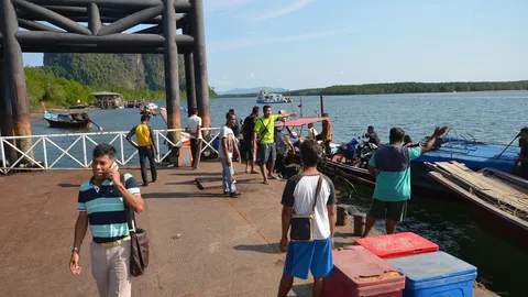 ชาวเรือโดยสาร ประท้วงปิดท่าหาดยาว-ลิบง ร้อง อบต. แก้กฎระเบียบ