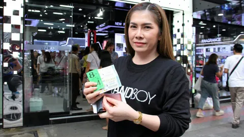 คนขายเอาโชคมาให้! สาว พนง.ร้านเครื่องสำอางดัง ถูกรางวัลที่ 1 รับ 24 ล้าน