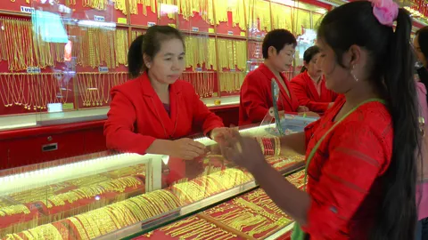 ใกล้ตรุษจีน ร้านทองแม่สอดคึกคัก ไทย-เมียนมา แห่ซื้อ ช่วงราคาตก 