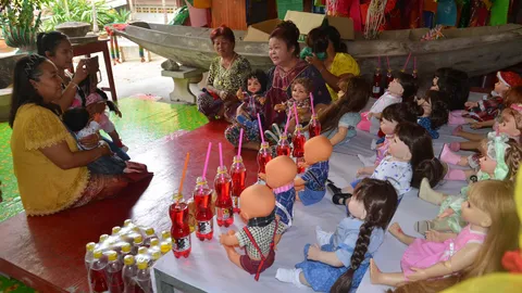 คนแห่เยี่ยมตุ๊กตาลูกเทพ ถูกทิ้งในวัดที่นครปฐม สาวใหญ่น้ำตาซึม-กลัวเหงา