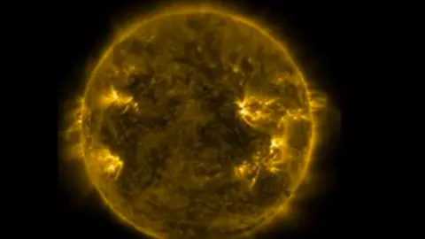 ฮือฮาอีก! กลุ่มล่าเอเลียน อ้าง UFO กำลังดูดพลังงานจากดวงอาทิตย์ของเรา (ชมคลิป)