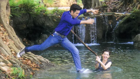 เบลล่า แอบร้ายนะจ๊ะ แกล้งฉุด แอนดริว ร่วงตกน้ำ