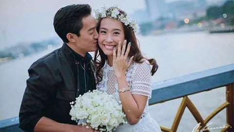 เพื่อนๆ โบ ซึ้งน้ำตาคลอ..วินาที เอก คุกเข่าขอแต่งงาน