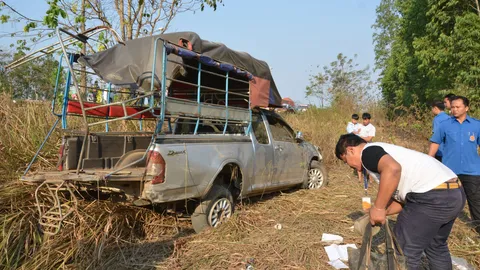 รถ นร.ยางระเบิดพลิกคว่ำ เด็กเทคนิคสระแก้ว ตาย 2 เจ็บ 13  