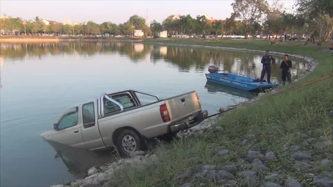 จอดไม่ดึงเบรกมือ! ปิกอัพไหลลงหนองประจักษ์ฯ จมมิดทั้งคัน  