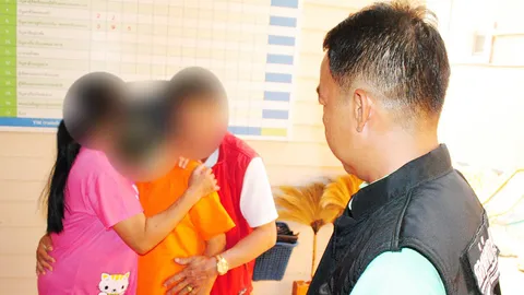 เหยื่อคาราโอเกะกามพบพ่อแม่ หลัง ตร.ช่วยพ้นขุมนรก ส่งฟื้นฟูจิตใจก่อนฝึกอาชีพ