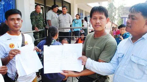 ชาวนา 500 คนชุมนุมหน้า สภ.กงไกรลาศ แจ้งความถูกเบี้ยวค่าข้าว 10 ล้าน-ขู่ปิดถนน 