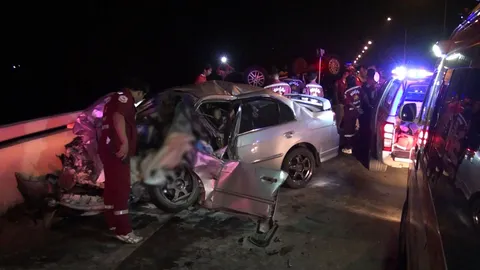 เก๋งประสานงากระบะกลางสะพานข้ามแม่น้ำเจ้าพระยา คนขับดับทั้ง 2 คัน