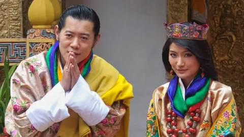 ชาวภูฏานปลื้มปีติ พระชายากษัตริย์จิกมี ประสูติพระราชโอรส