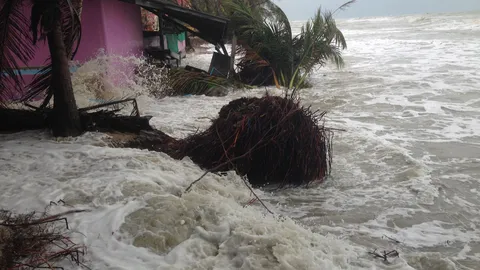 อพยพวุ่น! ทั้งคลื่นสูง ลมแรง น้ำทะเลหนุน เมืองคอนอ่วมอีกรอบ