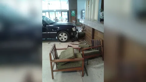 อดีต ตร.ตกใจ เหยียบเบนซ์ ทะลุกระจกโรงแรมดังกลางเมืองอุบลฯ