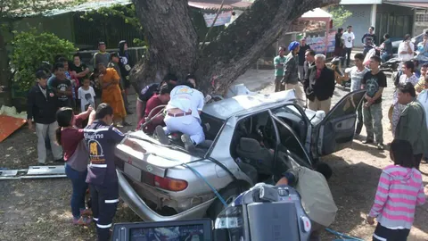 เก๋งชนต้นไม้ แม่ชีดับ! สาหัสอีก 3 จากอีสานจะไปปฏิบัติธรรมนครปฐม