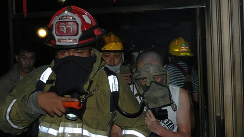 ไฟไหม้ตึก ซ.แม้นศรี ลุยช่วยรอด 2 คน สำลักควัน คาดจุดธูปไหว้เจ้า