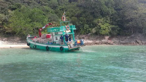 คลื่นแรงเมืองคอน ซัดเสียหาย 88 หมู่บ้าน-กระบี่เรือสินค้าพังเกยตื้น