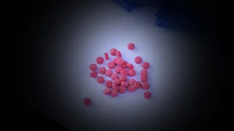 จับ 2 ผู้ต้องหา ขนยาบ้าขึ้นรถไฟสายใต้ ยึด 3.6 แสนเม็ด