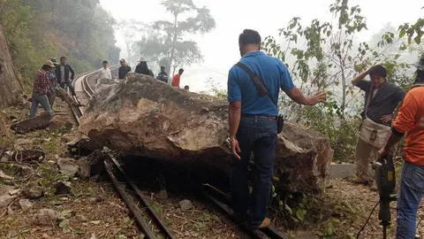 หินภูเขาหนัก15ตันถล่ม ขวางทางรถไฟสายมรณะ