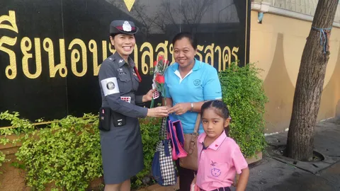 ตร.สมุทรสาคร มอบดอกไม้ ติดสติกเกอร์หัวใจ ครู-นร. วันแห่งความรัก 