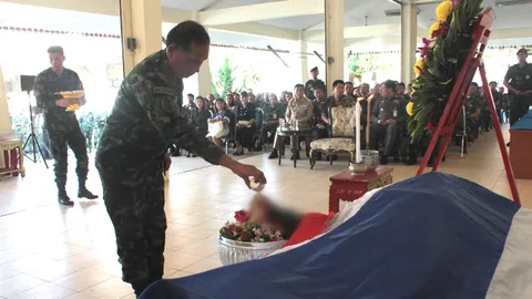 รอง ผอ.รมน.ภ.4 ร่วมพิธีรดน้ำศพทหารกล้า ถูกลอบวางระเบิดที่กรงปินัง