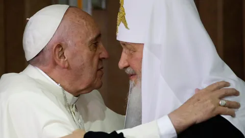 2 ประมุขคริสตจักร พบกันครั้งแรกในรอบพันปี! ฟื้นสามัคคี ป้องชาวคริสต์ใน ต.อ.กลาง