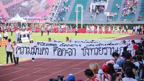 ปังมาก! ประมวลภาพขบวนพาเหรดล้อการเมือง งานบอลธรรมศาสตร์-จุฬาฯ 71 