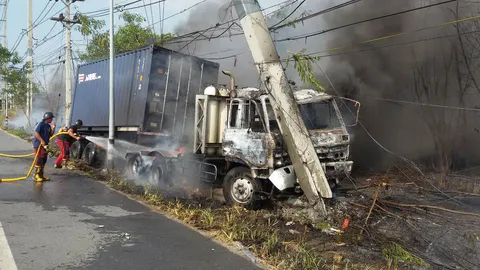 รถพ่วงเบรกแตกพุ่งลงเนิน ชนเสาไฟลุกท่วม คนขับรอดตายหวุดหวิด