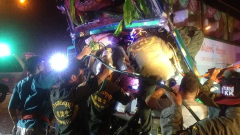 คอบร้าโกลด์ หวิดเศร้า! บัสทหารมะกันชนกลางลำรถพ่วง เจ็บระนาว 17 คน