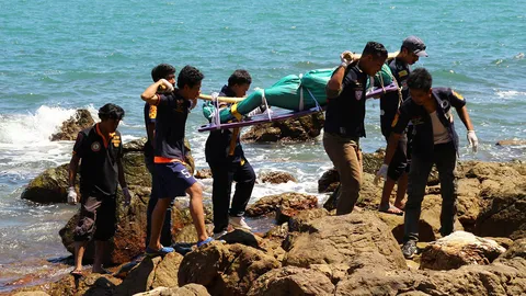 พบศพชายนิรนาม ลอยเกยอ่าวกรวด คาดชาวประมงพลัดตกเรือ เร่งตามหาญาติ