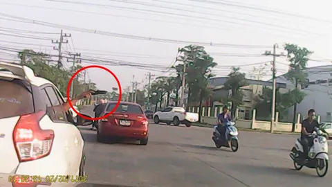 มอบตัวแล้ว! หนุ่มขับเก๋งชักปืนขู่ ตร.แจงเป็นเหตุเปิดไฟใส่กัน