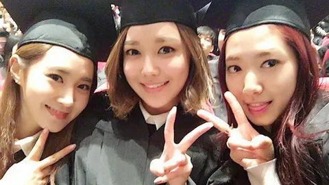 จบแล้วจ้า! พัคชินเฮ ซูยอง-ยูริ SNSD 3 บัณฑิตใหม่เผยภาพรับปริญญา