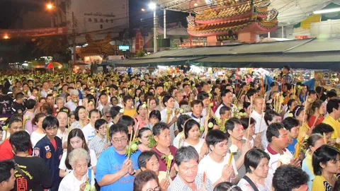 คลื่นมหาชนนับหมื่นแห่เวียนธูปป่อเต็กตึ๊งเนื่องในวันชิวโป๊ยแม้