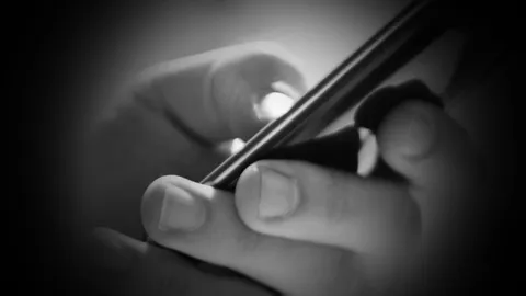 คนขับรถตู้ แชตมือถือ ซิ่งบนถนน ชนท้ายเมล์ เจ็บระนาว6