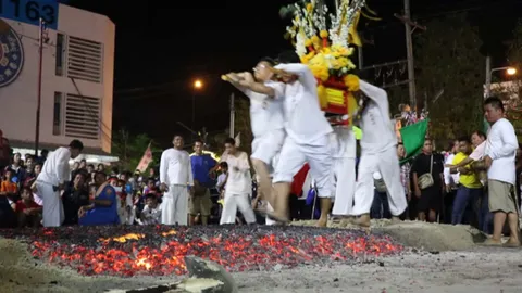 พิธีพระลุยไฟ หาดใหญ่ ยิ่งใหญ่-คึกคัก นักท่องเที่ยวเนืองแน่น