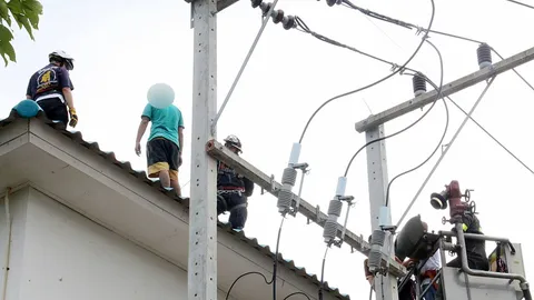 ช่วยวุ่น! หนุ่มเมายาบ้า ปีนหลังคาตึก แม่ยืนลุ้น ห่วงลูกจนลมจับ