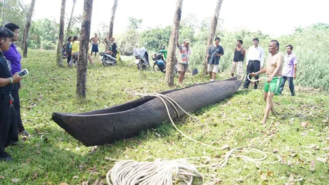 ชาวบ้านฉวาง แห่กราบไหว้เรือโบราณ หลังโผล่ในแม่น้ำตาปี