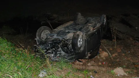 หนุ่มใหญ่ตรัง ขับกระบะฝ่าฝนชนรถตู้ รถกระเด็นตกข้างทาง พลิกคว่ำดับอนาถ