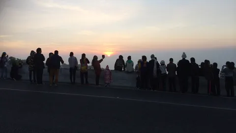 เช้านี้ ดอยอินทนนท์ยังหนาวเย็น ไร้แม่คะนิ้ง นักท่องเที่ยวแห่ชมพระอาทิตย์ขึ้น