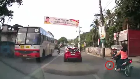 อุทาหรณ์! เตะบอลหลุดถนน จยย.พุ่งชนเสียหลักล้มกลิ้ง!