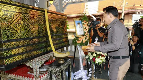 'พงศพัศ' เป็นประธานพิธีฌาปนกิจศพ 'พ.ต.ท.จันทร์' เร่งไขข้อสงสัยเหตุเสียชีวิต