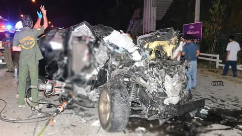 สยอง! แวนพุ่งข้ามเกาะกลางถนนเมืองปทุมฯ พุ่งชนกระบะ-เก๋ง  รถเละ ตาย 6 เจ็บ 2