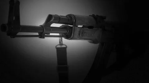 รัวเอ็ม 16 ถล่มพ่อค้าเนื้อวัว หลาน ผญบ. ดับคาโรงเชือด