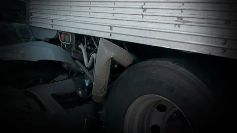 ไม่ทันได้รับปริญญา หนุ่มวิศวะควบเก๋ง อัดท้ายสิบล้อดับ หลาน 2 คนรอด!