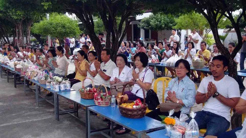 พุทธศาสนิกชนทั่วไทย ทำบุญตักบาตรวันมาฆบูชา ก่อนเวียนเทียนหัวค่ำ