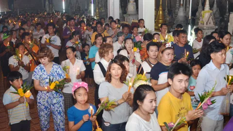 พุทธศาสนิกชนแห่ทำบุญวันมาฆะ