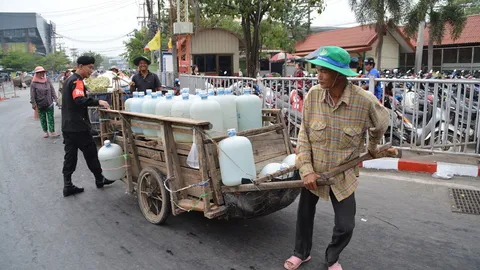 แล้งหนัก!! เขมรข้ามฝั่ง ซื้อน้ำดื่มไทยกักตุน